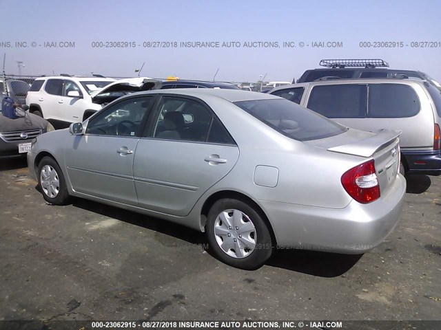 JTDBE32K320004864 - 2002 TOYOTA CAMRY LE/XLE/SE Gümüş foto 3