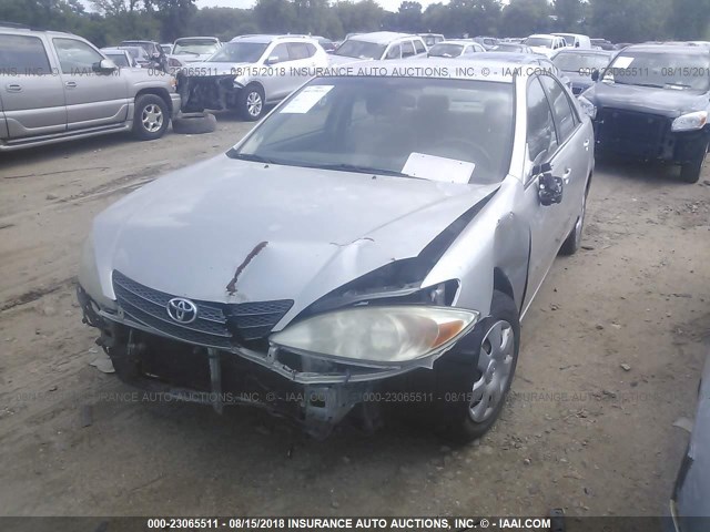 JTDBE32K420095837 - 2002 TOYOTA CAMRY LE/XLE/SE Gümüş foto 2