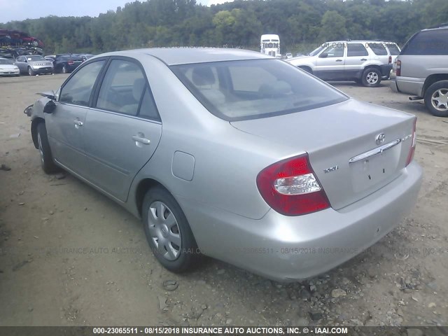 JTDBE32K420095837 - 2002 TOYOTA CAMRY LE/XLE/SE Gümüş foto 3