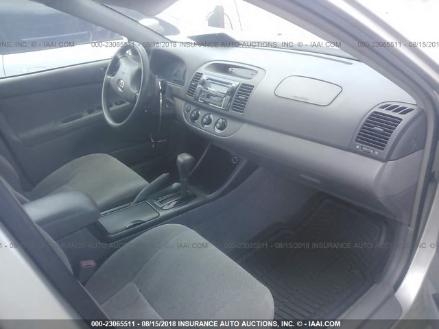 JTDBE32K420095837 - 2002 TOYOTA CAMRY LE/XLE/SE Gümüş foto 5