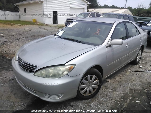 4T1BE32K45U501379 - 2005 TOYOTA CAMRY LE/XLE/SE Күміс фото 2