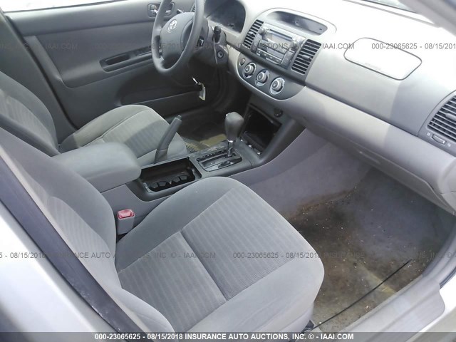 4T1BE32K45U501379 - 2005 TOYOTA CAMRY LE/XLE/SE Күміс фото 5