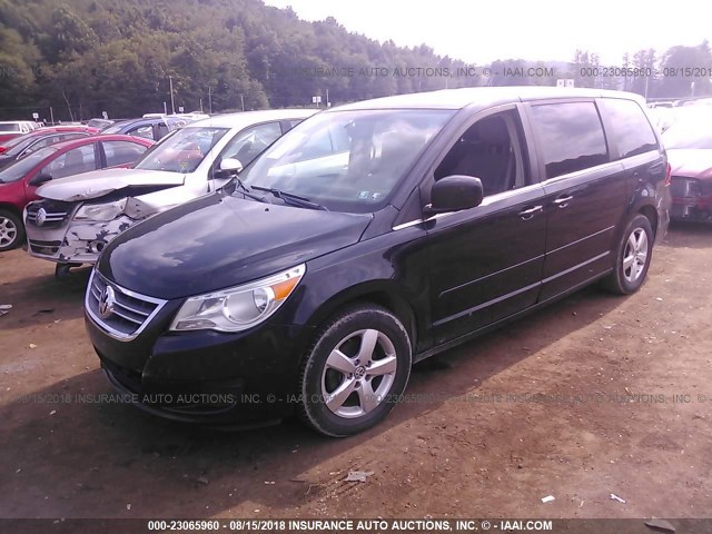 2V4RW3D18AR186569 - 2010 VOLKSWAGEN ROUTAN SE BLACK photo 2