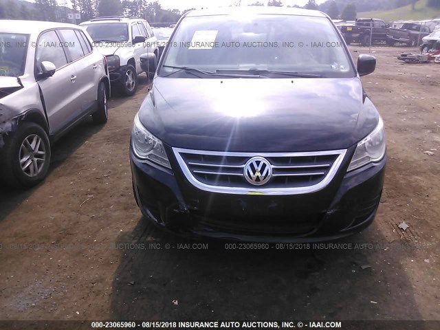 2V4RW3D18AR186569 - 2010 VOLKSWAGEN ROUTAN SE BLACK photo 6