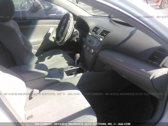 4T4BF3EK8AR023296 - 2010 TOYOTA CAMRY SE/LE/XLE WHITE photo 5