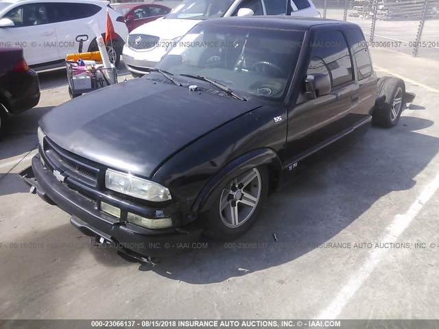 1GCCS19W1Y8194751 - 2000 CHEVROLET S TRUCK S10 BLACK photo 2