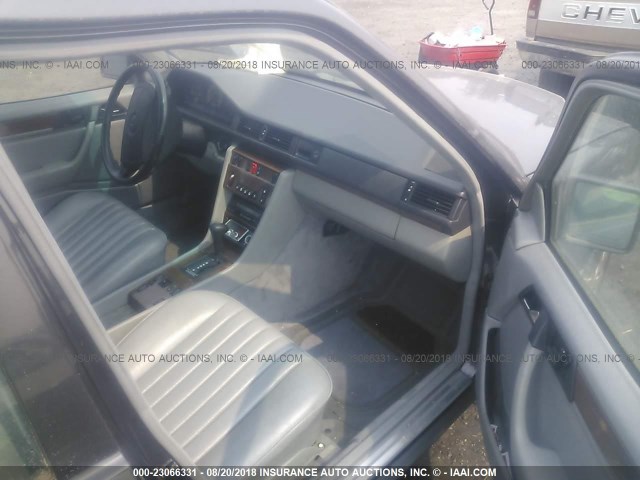 WDBEA26D3LB096190 - 1990 MERCEDES-BENZ 300 E 2.6 GRAY photo 5