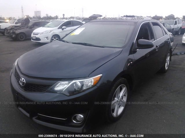 4T1BF1FK4CU125548 - 2012 TOYOTA CAMRY SE/LE/XLE ლურჯი ფოტო 2