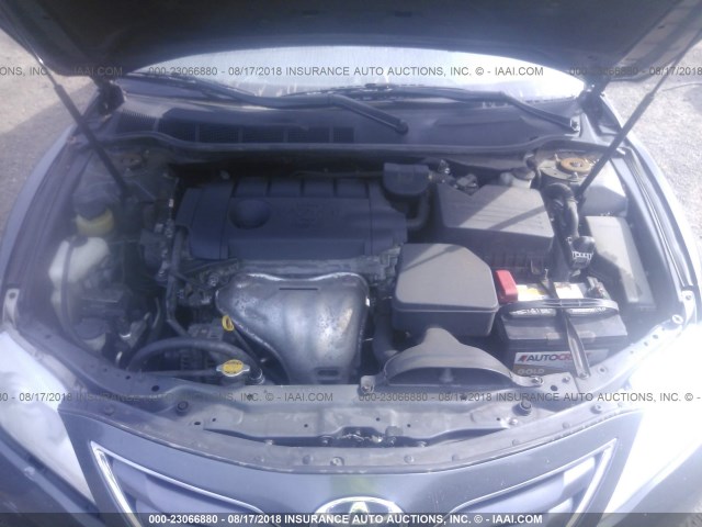 4T1BF3EK7AU577956 - 2010 TOYOTA CAMRY SE/LE/XLE ნაცრისფერი ფოტო 10