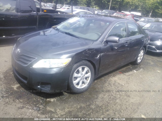 4T1BF3EK7AU577956 - 2010 TOYOTA CAMRY SE/LE/XLE ნაცრისფერი ფოტო 2