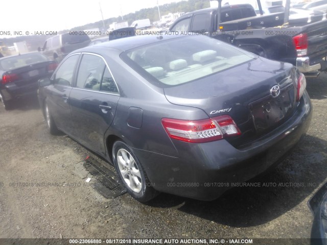 4T1BF3EK7AU577956 - 2010 TOYOTA CAMRY SE/LE/XLE ნაცრისფერი ფოტო 3