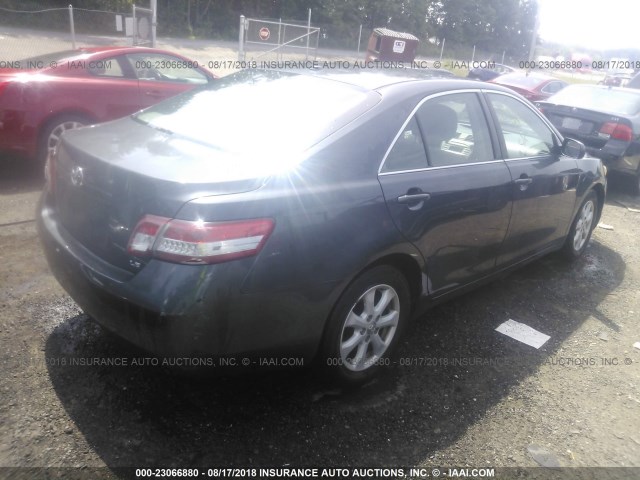 4T1BF3EK7AU577956 - 2010 TOYOTA CAMRY SE/LE/XLE ნაცრისფერი ფოტო 4