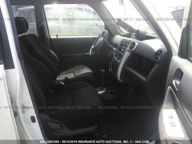 JTLKT324654009372 - 2005 TOYOTA SCION XB Ақ фото 5