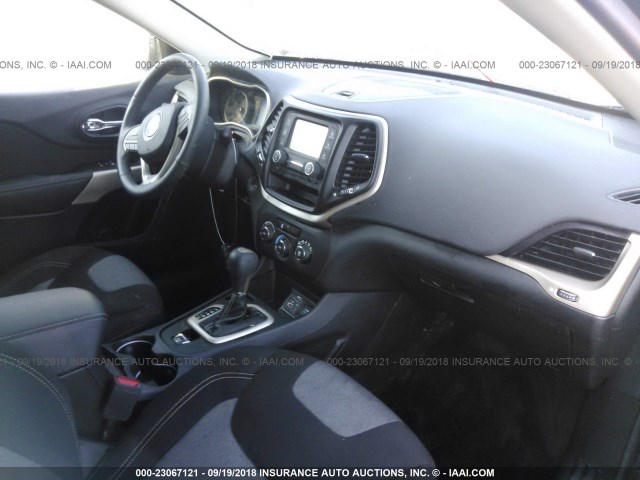 1C4PJLCB7JD621370 - 2018 JEEP CHEROKEE LATITUDE Czarny zdjęcie 5