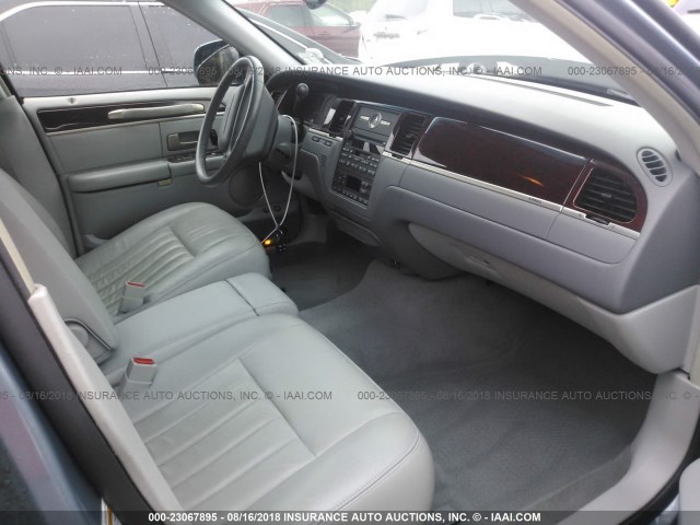 1LNHM81W14Y606581 - 2004 LINCOLN TOWN CAR EXECUTIVE/SIGNATURE ლურჯი ფოტო 5