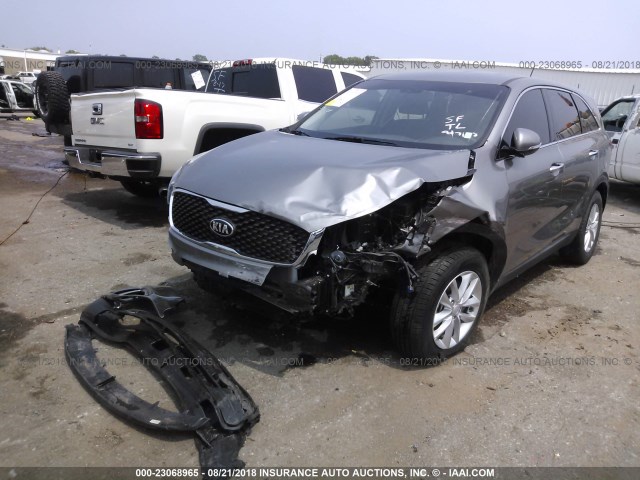 5XYPG4A32JG358609 - 2018 KIA SORENTO LX/L GRAY photo 2