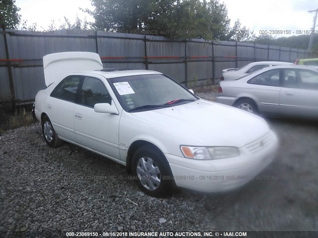 4T1BG22K5WU260602 - 1998 TOYOTA CAMRY CE/LE/XLE 白色 照片 1
