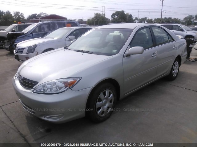 4T1BE32K43U720775 - 2003 TOYOTA CAMRY LE/XLE/SE SILVER photo 2
