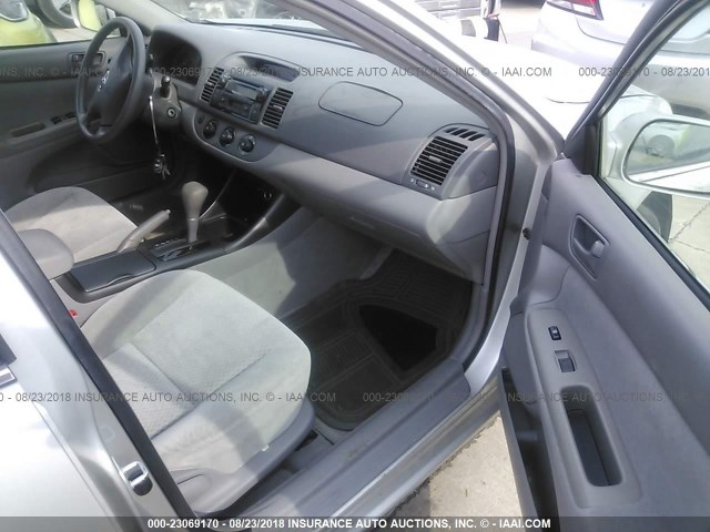 4T1BE32K43U720775 - 2003 TOYOTA CAMRY LE/XLE/SE 银色 照片 5