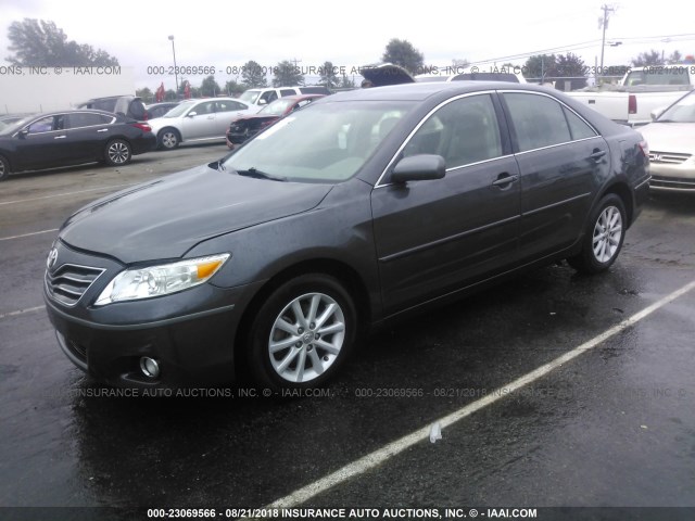 4T1BK3EK6BU132878 - 2011 TOYOTA CAMRY SE/LE/XLE ნაცრისფერი ფოტო 2