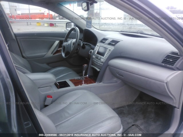 4T1BK3EK6BU132878 - 2011 TOYOTA CAMRY SE/LE/XLE ნაცრისფერი ფოტო 5