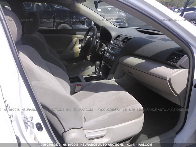 4T4BE46K77R005338 - 2007 TOYOTA CAMRY NEW GENERAT CE/LE/XLE/SE WHITE photo 5