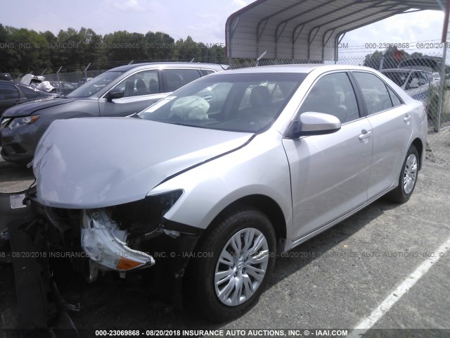 4T1BF1FK7CU069282 - 2012 TOYOTA CAMRY SE/LE/XLE ვერცხლისფერი ფოტო 2