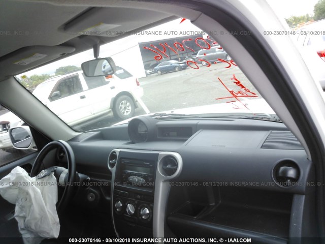 JTLKT324664084641 - 2006 TOYOTA SCION XB Blanco foto 5