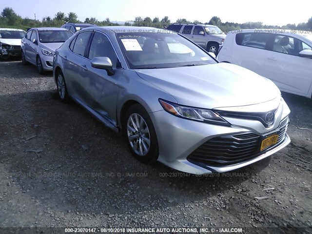 JTNB11HK0J3020858 - 2018 TOYOTA CAMRY L/LE/XLE/SE/XSE SILVER photo 1