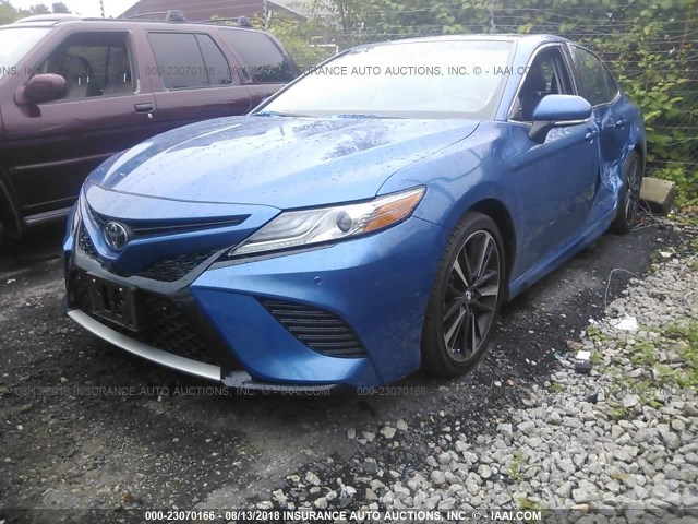 4T1BZ1HKXJU002712 - 2018 TOYOTA CAMRY XSE/XLE Mavi foto 2