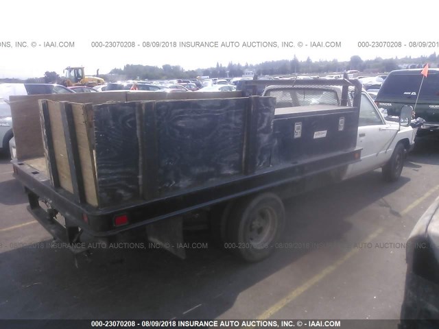 JT5RN75T8G0003917 - 1986 TOYOTA PICKUP CAB CHASSIS RN75 WHITE photo 4