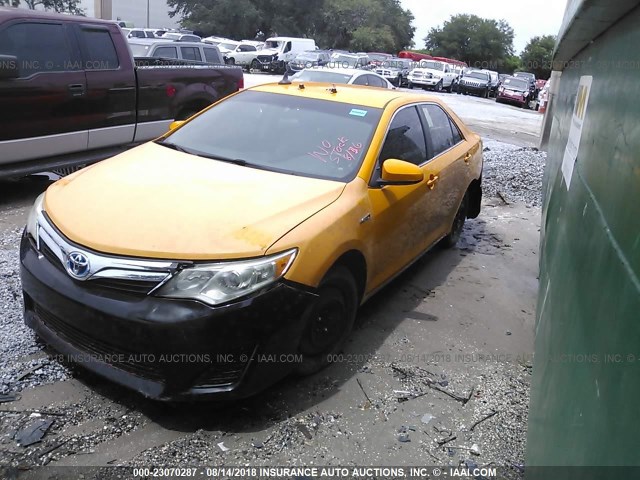 4T1BD1FKXDU074984 - 2013 TOYOTA CAMRY HYBRID/LE/XLE ყვითელი ფოტო 2