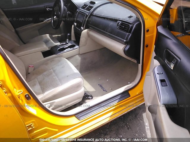 4T1BD1FKXDU074984 - 2013 TOYOTA CAMRY HYBRID/LE/XLE ყვითელი ფოტო 5