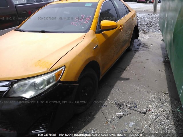 4T1BD1FKXDU074984 - 2013 TOYOTA CAMRY HYBRID/LE/XLE ყვითელი ფოტო 6