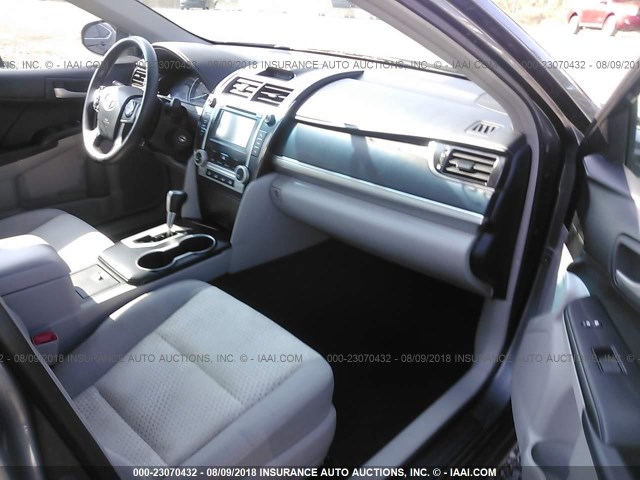 4T1BF1FKXCU134965 - 2012 TOYOTA CAMRY SE/LE/XLE 灰色 照片 5