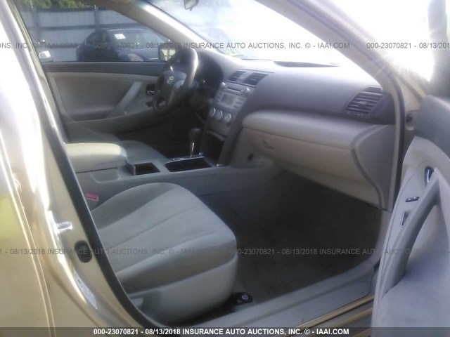 4T4BF3EK9BR155730 - 2011 TOYOTA CAMRY SE/LE/XLE ოქროსფერი ფოტო 5