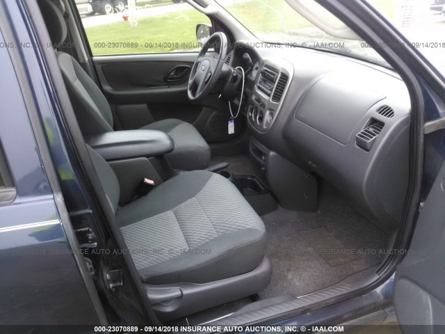 1FMYU93154KB36680 - 2004 FORD ESCAPE XLT BLUE photo 5