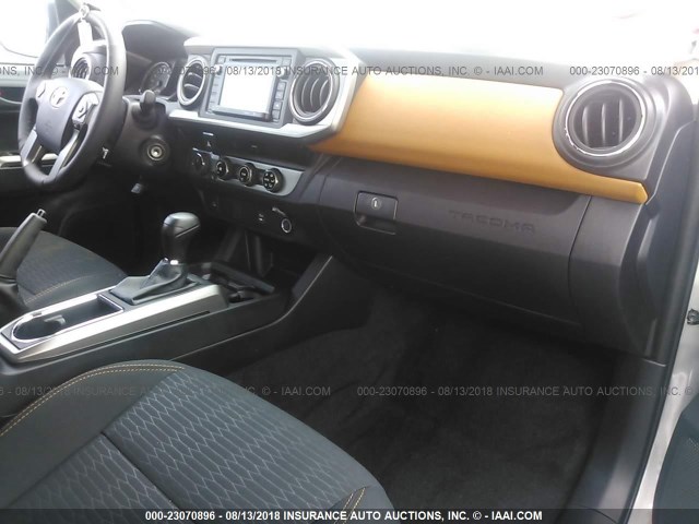 5TFCZ5AN2HX117379 - 2017 TOYOTA TACOMA DBL CAB/SR/TRDSPT/OR/PRO ვერცხლისფერი ფოტო 5