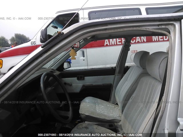 1Y1SK5149JZ067965 - 1988 CHEVROLET NOVA SILVER photo 5