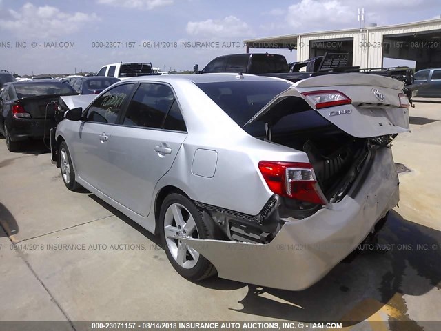 4T1BF1FKXDU705579 - 2013 TOYOTA CAMRY L/SE/LE/XLE Gümüş foto 3