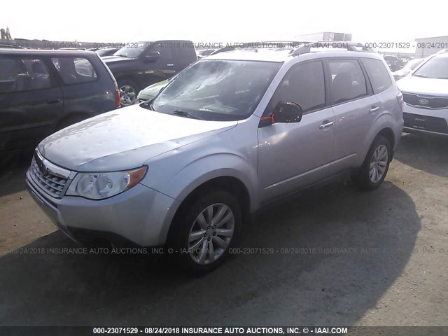 JF2SHAEC5DH431162 - 2013 SUBARU FORESTER LIMITED SILVER photo 2