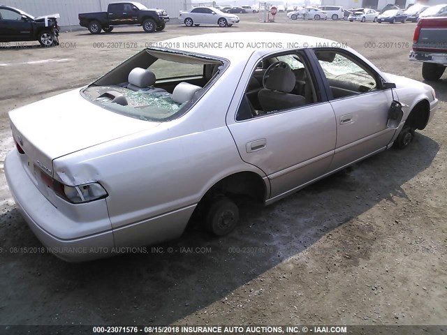 4T1BG22K1VU792637 - 1997 TOYOTA CAMRY CE/LE/XLE 银色 照片 4