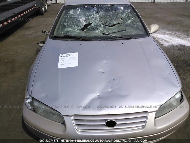 4T1BG22K1VU792637 - 1997 TOYOTA CAMRY CE/LE/XLE 银色 照片 6