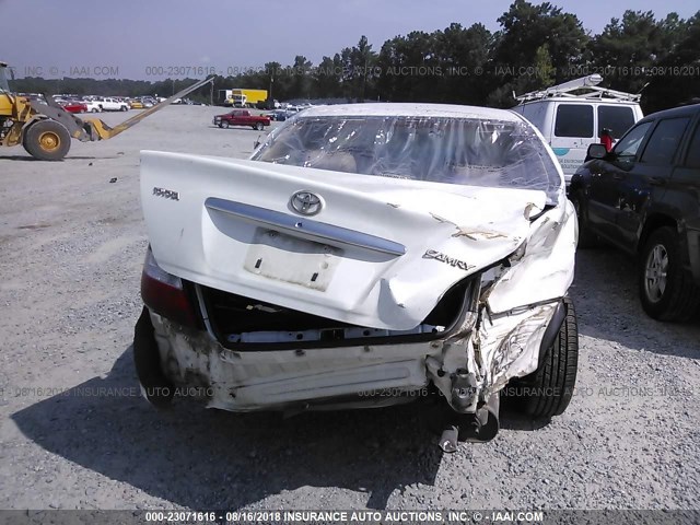 JTDBE32K140252985 - 2004 TOYOTA CAMRY LE/XLE 白色 照片 6