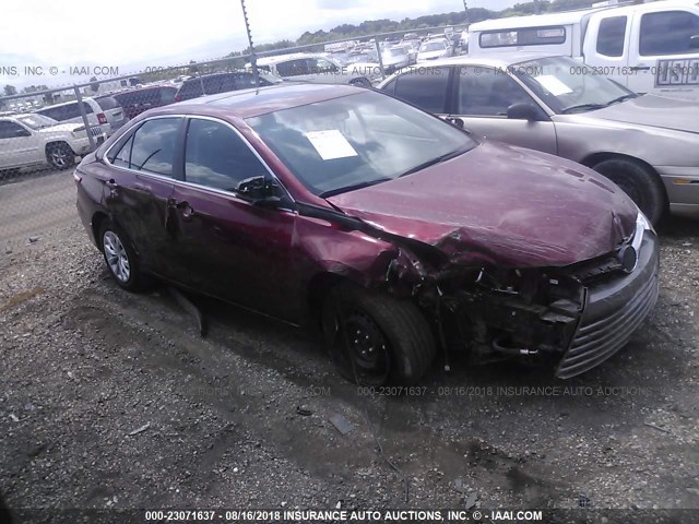 4T1BF1FK4HU763726 - 2017 TOYOTA CAMRY LE/XLE/SE/XSE 红色 照片 1