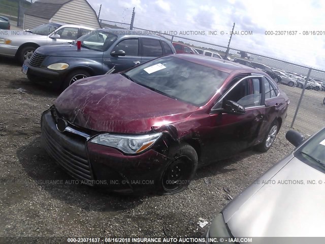 4T1BF1FK4HU763726 - 2017 TOYOTA CAMRY LE/XLE/SE/XSE 红色 照片 2