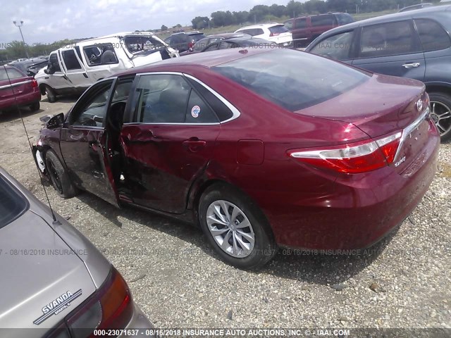4T1BF1FK4HU763726 - 2017 TOYOTA CAMRY LE/XLE/SE/XSE RED photo 3