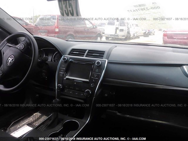 4T1BF1FK4HU763726 - 2017 TOYOTA CAMRY LE/XLE/SE/XSE 红色 照片 5