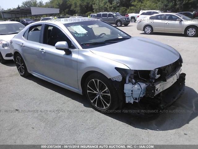 4T1B11HK4JU085450 - 2018 TOYOTA CAMRY L/LE/XLE/SE/XSE SILVER photo 1