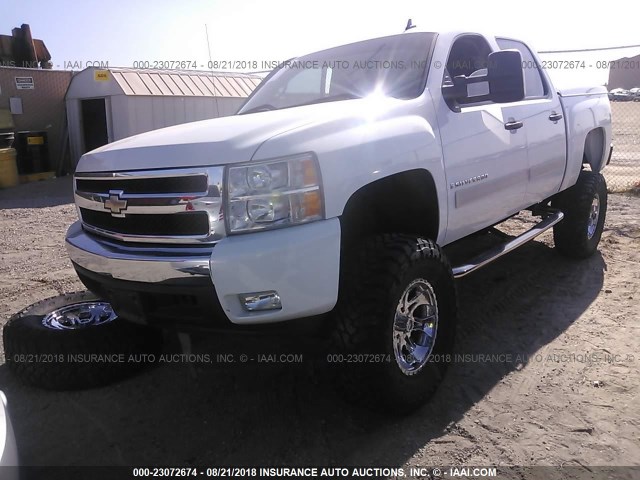 2GCEK13M171579602 - 2007 CHEVROLET SILVERADO K1500 CREW CAB WHITE photo 2